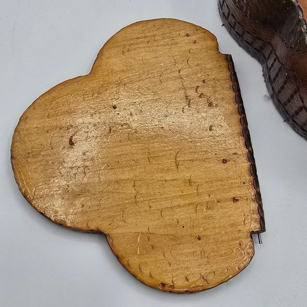 Beautiful Antique Vtg Hand Carved HEART Powder or TRINKET BOX‎ Floral